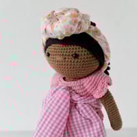 Image 1 of La Poupée Awa et son bébé au dos (version fleurs et vichy rose)