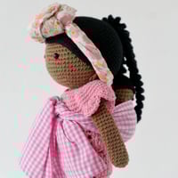 Image 2 of La Poupée Awa et son bébé au dos (version fleurs et vichy rose)