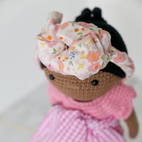 Image 4 of La Poupée Awa et son bébé au dos (version fleurs et vichy rose)