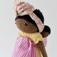 Image 1 of La Poupée Awa et son bébé au dos (version fleurs et vichy jaune)