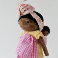 Image 4 of La Poupée Awa et son bébé au dos (version fleurs et vichy jaune)