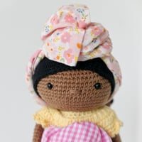 Image 5 of La Poupée Awa et son bébé au dos (version fleurs et vichy jaune)