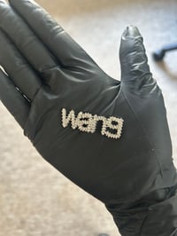 1x silver wang metal charm.