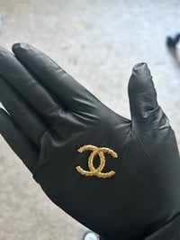 1x C.c. Gold twist metal charm