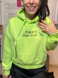 Image 1 of Felpa lime MY HEART SAYS YES MY BRAIN SAYS WTF