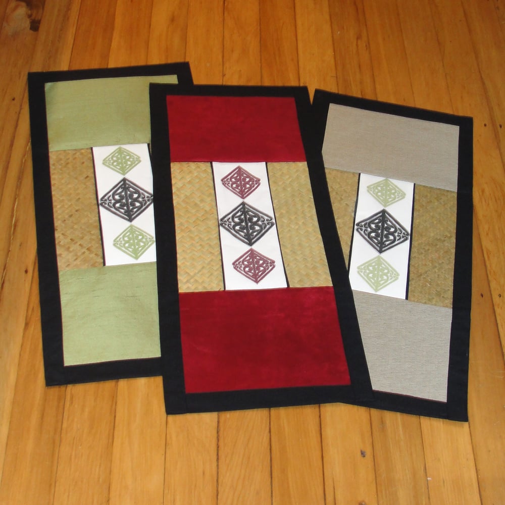 Image of Pā o te hā small runner or centre piece