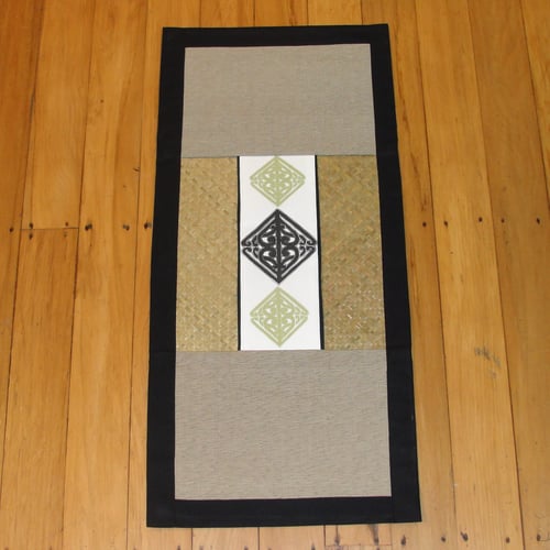 Image of Pā o te hā small runner or centre piece