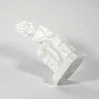 Image 9 of Sculpture de fillette assise en plâtre vintage - Statue enfant style classique début XXe