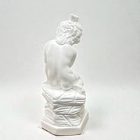 Image 5 of Sculpture de fillette assise en plâtre vintage - Statue enfant style classique début XXe