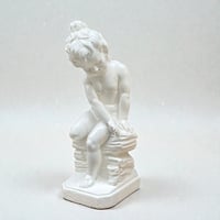 Image 1 of Sculpture de fillette assise en plâtre vintage - Statue enfant style classique début XXe