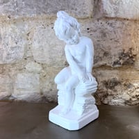 Image 2 of Sculpture de fillette assise en plâtre vintage - Statue enfant style classique début XXe