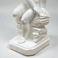 Image 8 of Sculpture de fillette assise en plâtre vintage - Statue enfant style classique début XXe