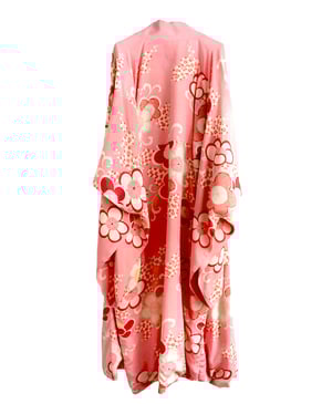 Image of Kimono dame af rosa silke med umeblomster grene - vendbar