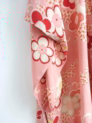 Image of Kimono dame af rosa silke med umeblomster grene - vendbar