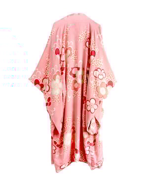 Image of Kimono dame af rosa silke med umeblomster grene