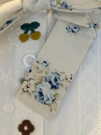 Image 3 of Printed Cotton – Blue Roses Pattern Ruffle Collar