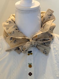 Image 1 of Printed Cotton – Beige Roses Pattern Ruffle Collar