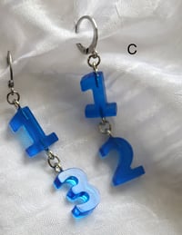 Image 3 of (glow in the dark) statement buchstabenohrringe