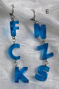 Image 4 of (glow in the dark) statement buchstabenohrringe