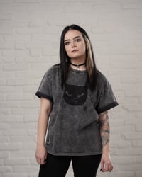 Image 3 of Strange Smile - Kézzel nyomott póló / Handprinted - grey acid washed