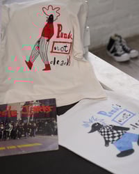 Image 3 of "Punk's not dead!" tote bag - süni - fehér