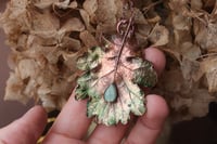 Image 1 of Vera foglia di quercia elettroformata in rame con patina verde e labradorite