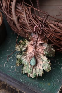 Image 3 of Vera foglia di quercia elettroformata in rame con patina verde e labradorite