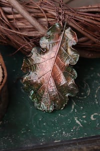 Image 2 of Vera foglia di quercia racchiusa nel rame con patina verde
