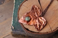 Image 2 of Vera foglia di edera elettroformata in rame con patina osidata e labradorite