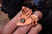 Image 1 of Vera foglia di edera elettroformata in rame con patina osidata e labradorite