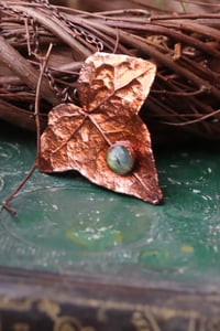 Image 3 of Vera foglia di edera elettroformata in rame con patina osidata e labradorite