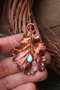 Image 2 of Vera foglia di quercia elettroformata in rame con patina ossidata e labradorite