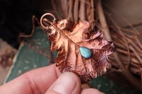 Image 1 of Vera foglia di quercia elettroformata in rame con patina ossidata e labradorite