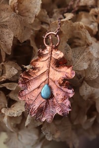 Image 3 of Vera foglia di quercia elettroformata in rame con patina ossidata e labradorite
