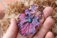 Image 1 of Vera foglia di quercia elettroformata in rame con patina viola e labradorite
