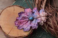 Image 2 of Vera foglia di quercia elettroformata in rame con patina viola e labradorite