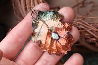 Image 2 of Vera foglia di quercia elettroformata in rame con patina sfumata teal e labradorite