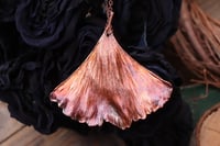 Image 1 of Vera foglia di ginkgo biloba racchiusa nel rame con patina ossidata calda