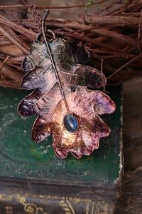 Image 2 of Vera foglia di quercia elettroformata in rame con patina sfumata viole/blu e labradorite