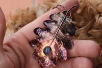 Image 3 of Vera foglia di quercia elettroformata in rame con patina sfumata viole/blu e labradorite