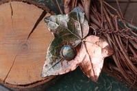 Image 1 of Vera foglia di edera elettroformata in rame con patina verde e labradorite