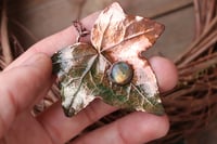 Image 2 of Vera foglia di edera elettroformata in rame con patina verde e labradorite