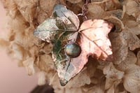 Image 3 of Vera foglia di edera elettroformata in rame con patina verde e labradorite