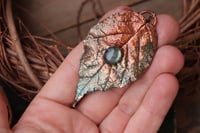 Image 1 of Vera foglia di rovo elettroformata in rame con patina celeste e labradorite