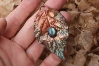 Image 2 of Vera foglia di rovo elettroformata in rame con patina celeste e labradorite