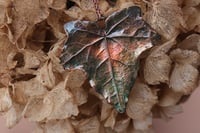 Image 2 of Vera foglia di edera racchiusa nel rame con patina sfumata verde scuro