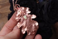 Image 2 of Vera foglia di quercia elettroformata in rame con finitura lucida e labradorite