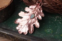 Image 1 of Vera foglia di quercia elettroformata in rame con finitura lucida e labradorite