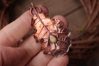 Image 1 of Vera foglia di quercia elettroformata in rame con finitura ossidata e labradorite