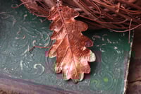 Image 2 of Vera foglia di quercia racchiusa nel rame con patina ossidata sfumata calda